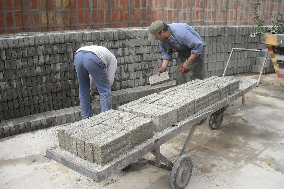 En Buenos Aires 3 Municipios construyen con ladrillos de plástico reciclado